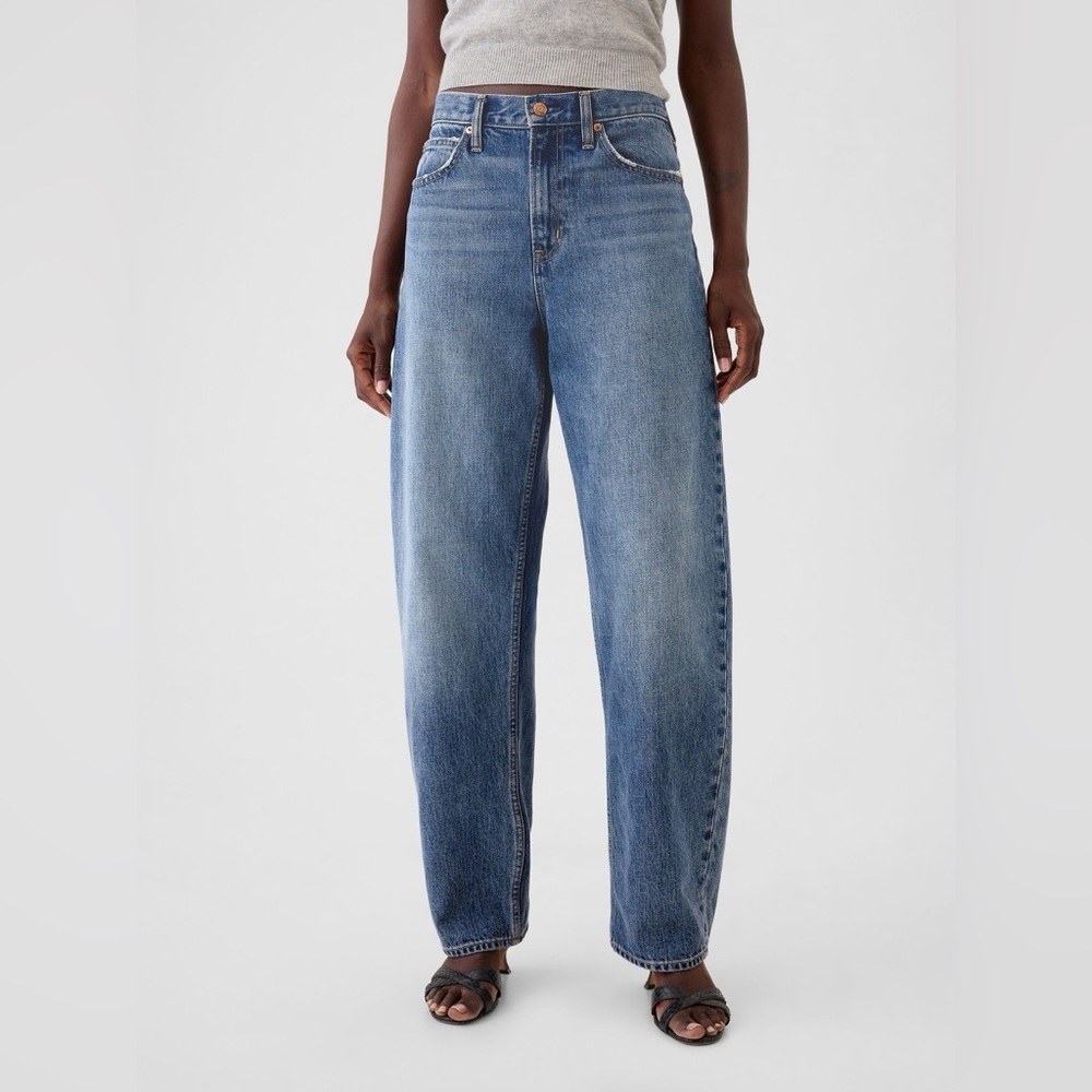 GAP Barrel Jeans High Rise Medium Wash Blue Size 27
 (4 Petite)